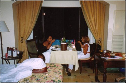 Suzy & Crystal eating