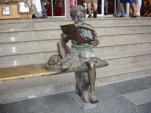 Childstatue