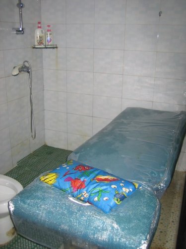 Da Min Yuen Sauna's Wet area service bed in-room