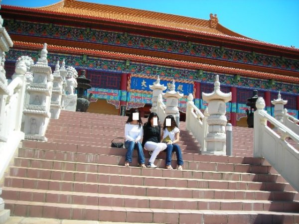 3 girls and a temple