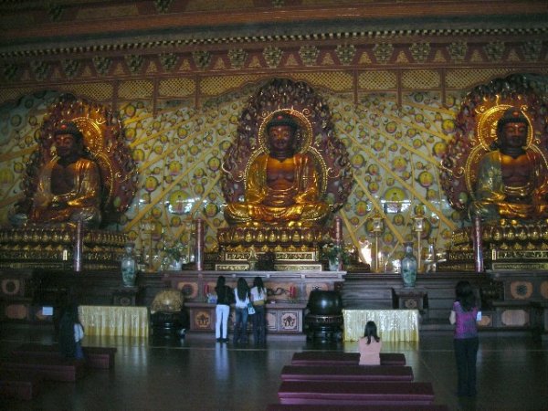3 girls in a temple9