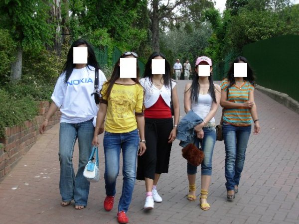 5 girls theme park