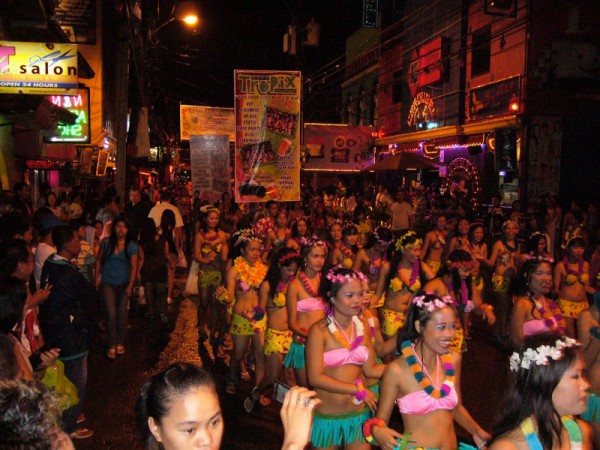Photo of a parade of Hawaiian dancers in Angeles on Fields Ave 