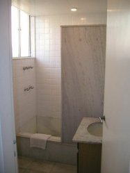 Debret suite bathroom